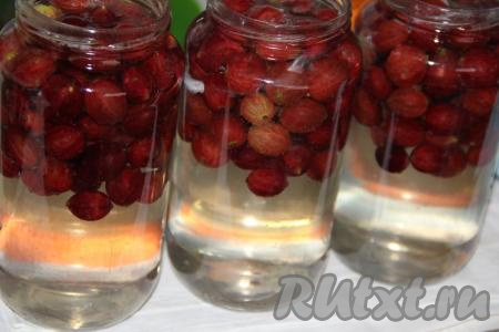 Залить ягоды в банке горячим сиропом.&nbsp;