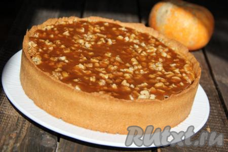 ​​​​​​​Карамель быстро схватится и остынет. Аккуратно снять бортики формы и переложить чизкейк на тарелку.