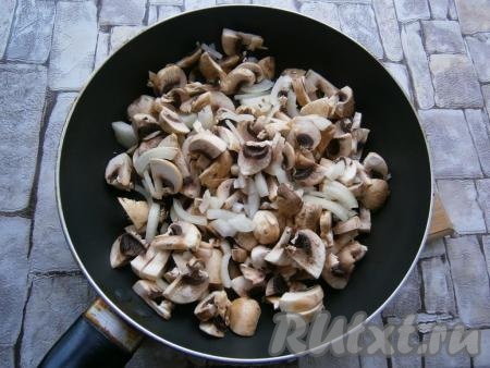 Шампиньоны нарезать пластинами. Очищенный лук нарезать тонкими перьями. На сковороду, разогретую с растительным маслом, выложить лук с шампиньонами.