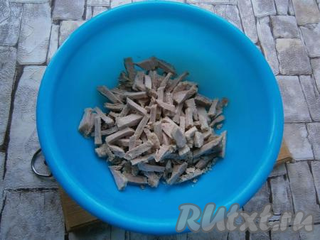 Свинину отварить в подсоленной воде на медленном огне в течение 1,5 часов с момента закипания. Вареную свинину остудить и нарезать длинными кусочками.