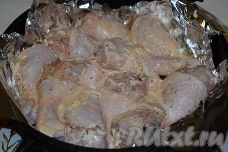 Форму для запекания застилаем фольгой или пергаментом, выкладываем куриные ножки, отправляем в разогретую духовку и запекаем 1 час при температуре 180 градусов.