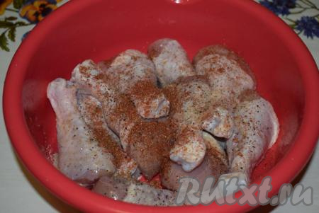 Поместим голени в миску, посолим, поперчим и добавим специи.