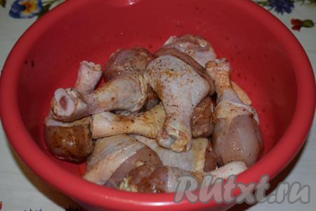 Перемешаем голени, втирая в них пряности, и оставим пропитаться и просолиться минут на 30.