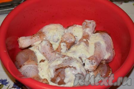 К куриным ножкам добавим майонез, смешанный с чесноком, пропущенным через пресс, и перемешаем.