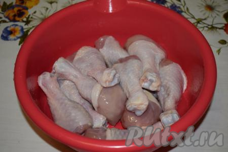  Ножки промоем под холодной водой и обсушим бумажными полотенцами. 