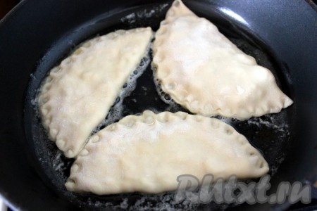 Жарьте гутабы на сковороде с небольшим количеством масла на среднем огне с двух сторон примерно по 3 минуты или до румяной корочки.