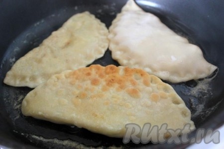 Жарьте гутабы на сковороде с небольшим количеством масла на среднем огне с двух сторон примерно по 3 минуты или до румяной корочки.