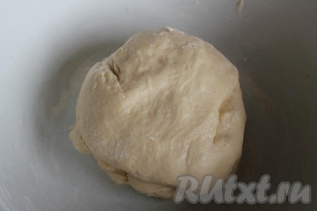 Перемешайте ингредиенты лопаткой, смажьте руки растительным маслом и замесите крутое мягкое тесто. Прикройте его полотенцем или плёнкой.