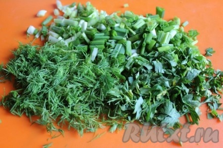 Для начинки порубите лук и зелень.