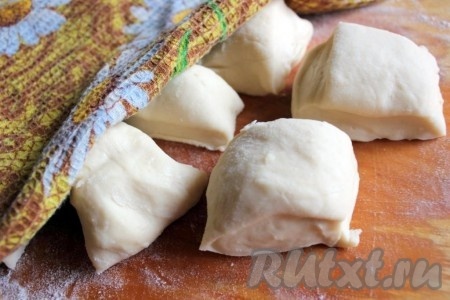 Разделите тесто на 10-12 кусочков.
