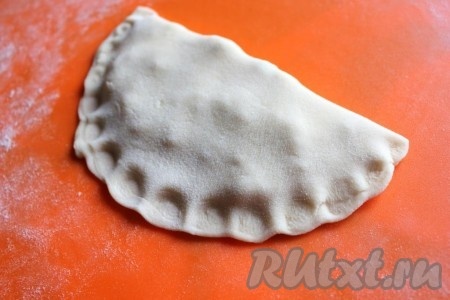 Края теста соедините и защипните.