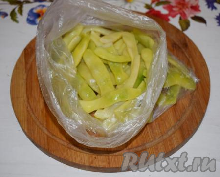 Подготовленную остывшую&nbsp;фасоль раскладываем по чистым полиэтиленовым пакетам, завязываем пакеты, выпуская лишний воздух. Лучше в пакеты класть столько фасоли, сколько потребуется для приготовления того или иного блюда, так как фасоль перед готовкой мы размораживать не будем, а будем сразу добавлять ее в сковороду или кастрюлю. Пакеты с отваренной стручковой фасолью убираем в морозилку.