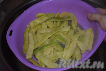 Отваренную фасоль откидываем на дуршлаг и даем стечь лишней воде.