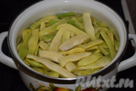 Подготовленную фасоль опускаем в кипяток и доводим до кипения.