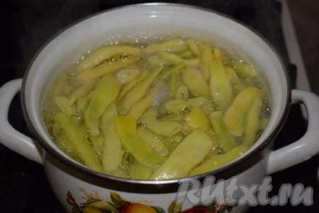 С момента закипания уменьшаем огонь до среднего и отвариваем стручковую фасоль в течение 7-8 минут (стручки должны стать достаточно мягкими).