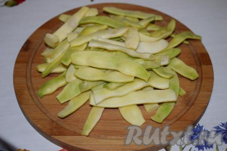 Обрежем края стручков с двух сторон. Стручки фасоли разрежем на, примерно, равные части.