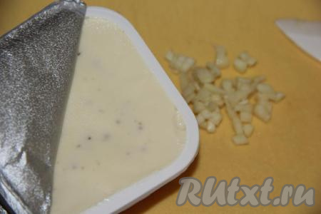 Подготовить плавленный сыр (я взяла со вкусом грибов). Очищенный чеснок пропустить через пресс или мелко нарезать.