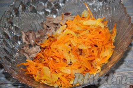 Остывшие морковку с луком выложить к нарезанным сердечкам.