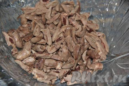 Нарезать сердечки длинными брусочками.