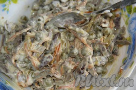 Заправить салат, посолить по вкусу и тщательно перемешать.