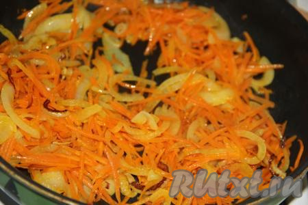 Обжарить морковь с луком в течение минут 5-7 (до золотистого цвета), не забывая иногда перемешивать. Затем снять обжаренные овощи с огня и остудить.