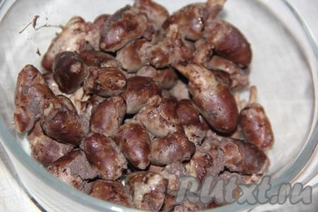 Куриные сердечки промыть под проточной водой, выложить в кастрюлю, залить холодной водой. Поставить кастрюлю на огонь и варить сердечки, примерно, 25 минут. Бульон в дальнейшем можно использовать для приготовления супа. Вареные сердечки остудить.