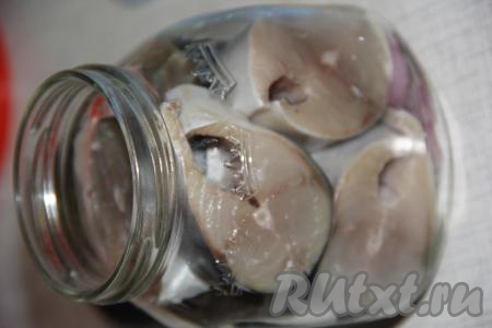 Затем выложить в банку кусочки скумбрии.