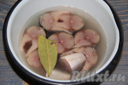 Как только соль полностью растворится, залить скумбрию получившимся раствором. Добавить листик лаврушки. Накрыть миску с рыбой крышкой и поставить в холодильник на ночь.