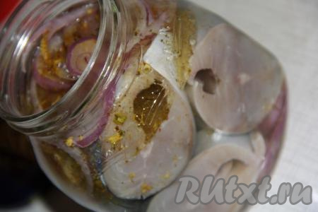 Соединить уксус и масло, перемешать получившийся маринад. Залить скумбрию в банке маринадом, накрыть крышкой и поставить в холодильник на 4-5 часов.