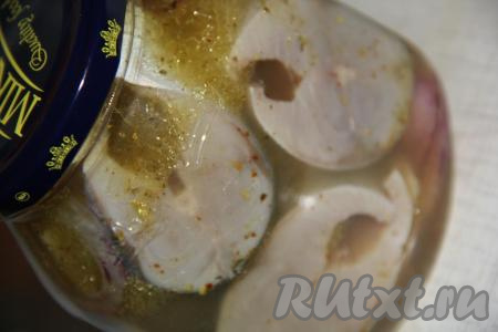 Очень вкусная, нежная скумбрия, маринованная с луком в банке, готова. Такая рыбка станет отличным дополнением к картошечке или прекрасной закуской.