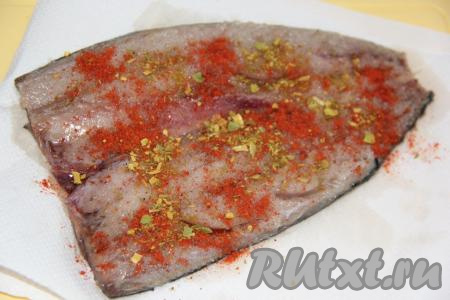 Затем присыпать филе паприкой и специями для рыбы.