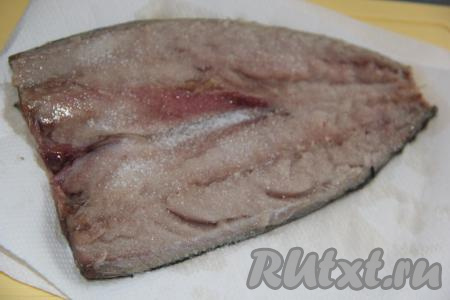 Скумбрию разрезать по хребту, убрать основную&nbsp;кость, мелкие косточки и внутренности. Вот такое филе у нас должно получиться. Филе аккуратно промыть под водой, затем обсушить бумажным полотенцем и присыпать солью.