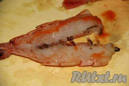 Острым ножом разрезать каждый лангустин в длину, не разрезая до конца (как на фото). Хвостик будет держать обе части. Панцирь снимать не нужно.