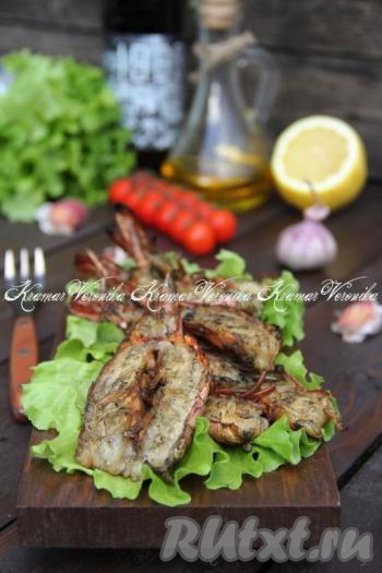 Снять лангустины с решётки и подать к столу со свежими овощами. Кстати, мякоть прекрасно отстаёт от панциря, стоит только подцепить вилочкой. Вот так просто можно приготовить лангустины на мангале, они получаются очень вкусными, нежными и ароматными.