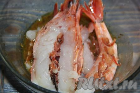 После промывки выложить лангустины на бумажные полотенца, а затем переложить в миску с маринадом.