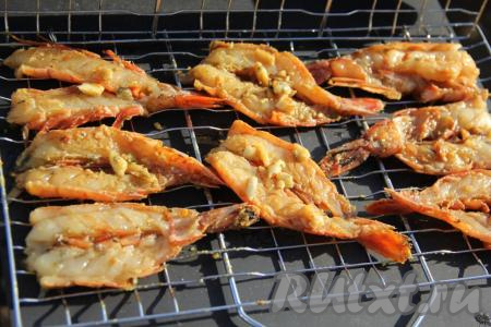 Угли на мангале хорошо раскалить. Выложить лангустины на решётку.