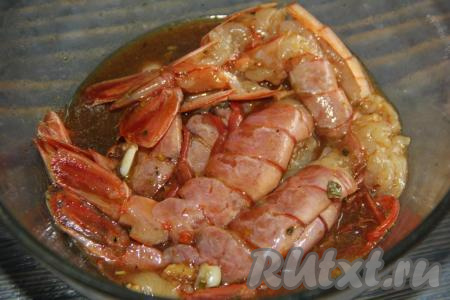 Тщательно перемешать лангустины с маринадом и оставить на 30-45 минут.