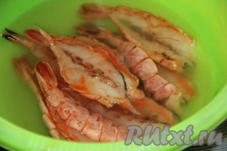 Опустить лангустины в глубокую миску с холодной водой и хорошо промыть.