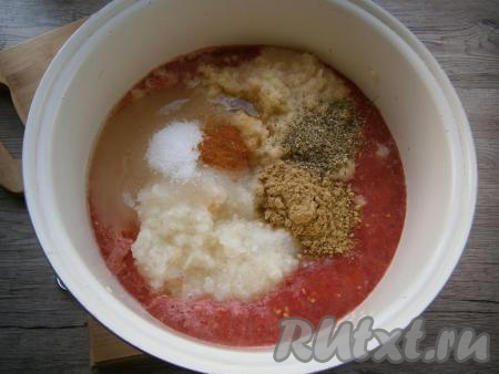 Сюда же добавить соль, сахар, сухую горчицу, красный молотый перец, сухой базилик (или другие травы), влить растительное масло.