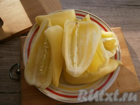 Перец болгарский разрезать пополам и удалить семенную коробку.