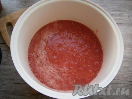 Помидоры перекрутить на мясорубке с мелкой решеткой или измельчить блендером. Томат вылить в чашу мультиварки.