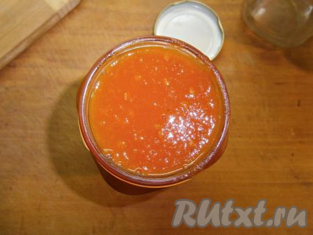 Густое пюре также выложить в чашу мультиварки, перемешать и выставить вновь программу "Выпечка" на 45-50 минут, крышку мультиварки закрыть. В конце, если нужно, влить немного уксуса. Если помидоры кислые, уксус может и не понадобиться. Готовый кетчуп разлить по простерилизованным баночкам.