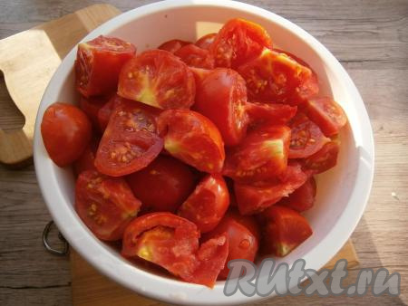 Помидоры вымыть, нарезать на части.