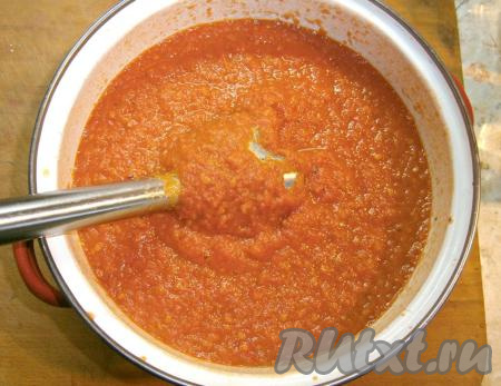 Выставить программу "Выпечка" на 45 минут, крышку мультиварки закрыть. Затем перетереть готовый томат через сито. Жидкий сок вылить обратно в чашу мультиварки, а гущу измельчить погружным блендером до однородного состояния.