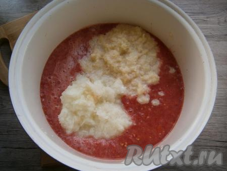 Добавить в томат перекрученные на мясорубке или измельченные в пюре блендером лук и болгарский перец.