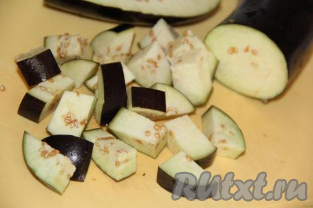 Баклажаны вымыть и нарезать не слишком мелко.&nbsp;