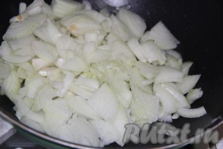 Пока наши баклажаны варятся, лук очистить и нарезать (можно нарезать полукольцами, а можно - средними кусочками). В глубокую сковороду влить растительное масло и добавить лук.