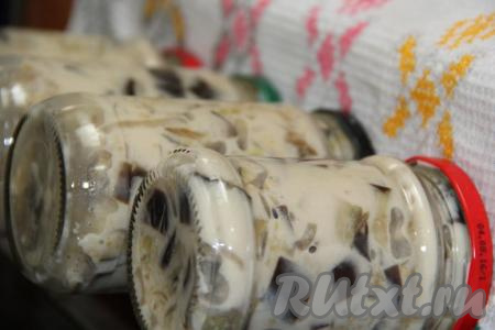 Банки предварительно простерилизовать. Разложить баклажаны по баночкам и закрутить прокипяченными крышками. У меня получилось 4 банки по 420 грамм.