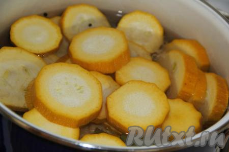 Опустить кабачки в кипящий маринад и варить на среднем огне 5-7 минут с момента закипания (дольше не варите, чтобы не переварились), иногда аккуратно перемешивая. Если все кабачки в маринад не поместятся, варите партиями.