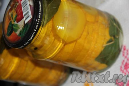 Когда все кабачки будут разложены по банкам (то есть банки будут заполнены до самого верха), довести маринад до кипения, разлить по&nbsp;банкам. Сразу закатать банки прокипяченными крышками.